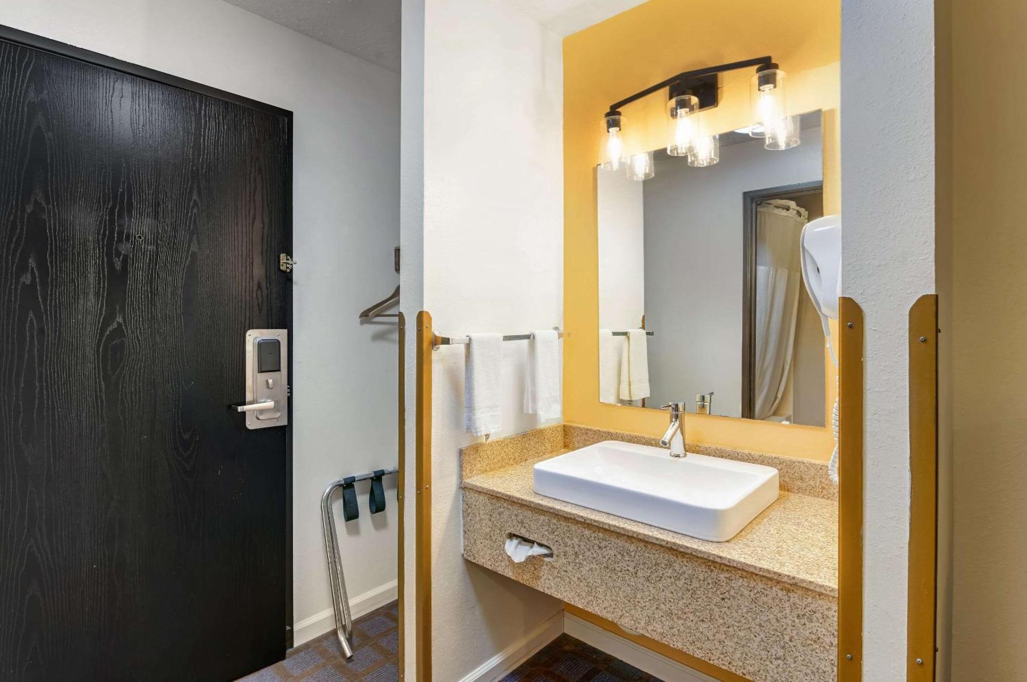 Rodeway Inn Red Oak Экстерьер фото